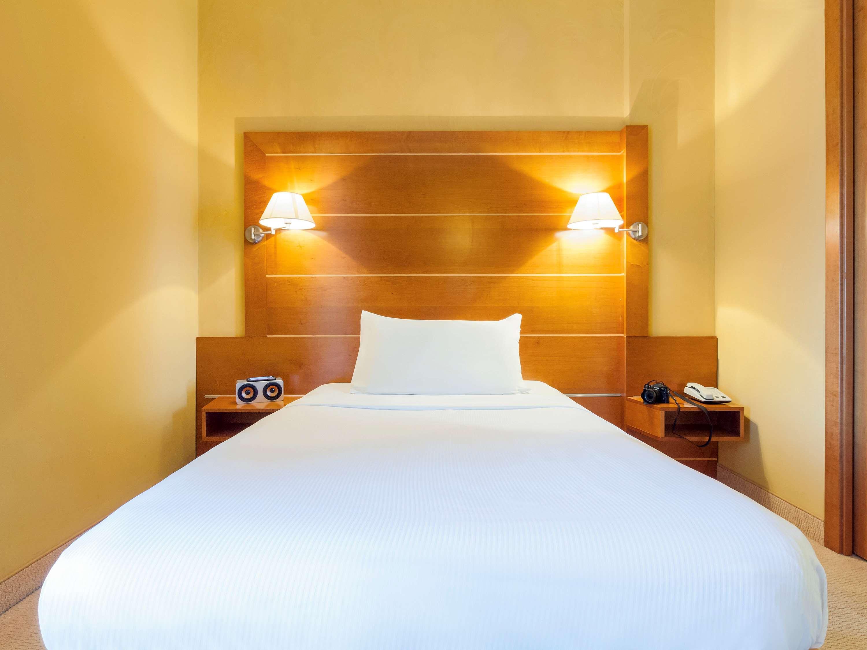 Отель Ibis Styles Bari Джовинаццо Экстерьер фото