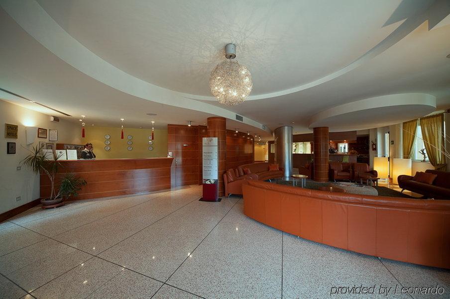 Отель Ibis Styles Bari Джовинаццо Экстерьер фото