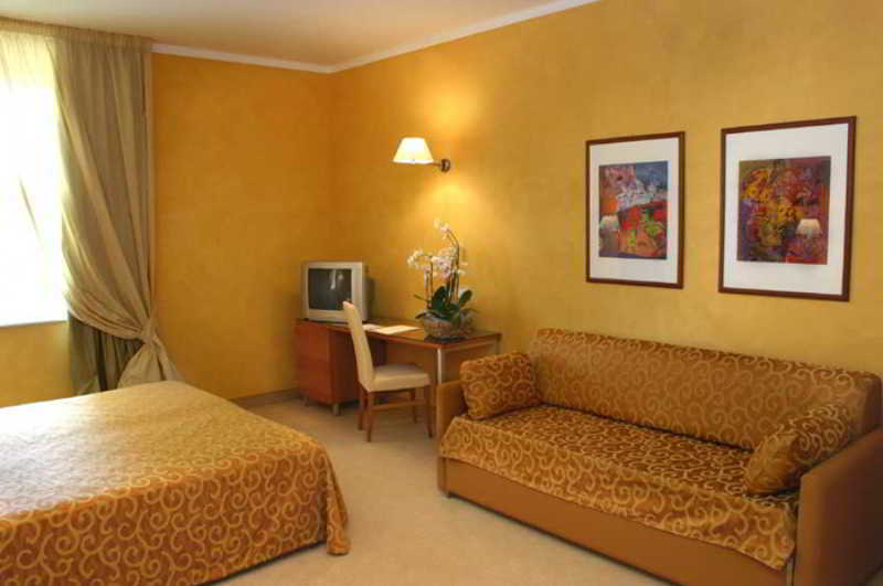 Отель Ibis Styles Bari Джовинаццо Экстерьер фото