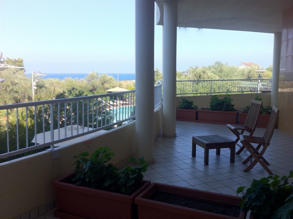 Отель Ibis Styles Bari Джовинаццо Экстерьер фото