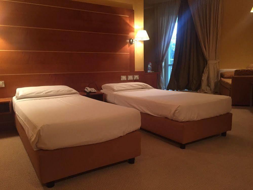 Отель Ibis Styles Bari Джовинаццо Экстерьер фото