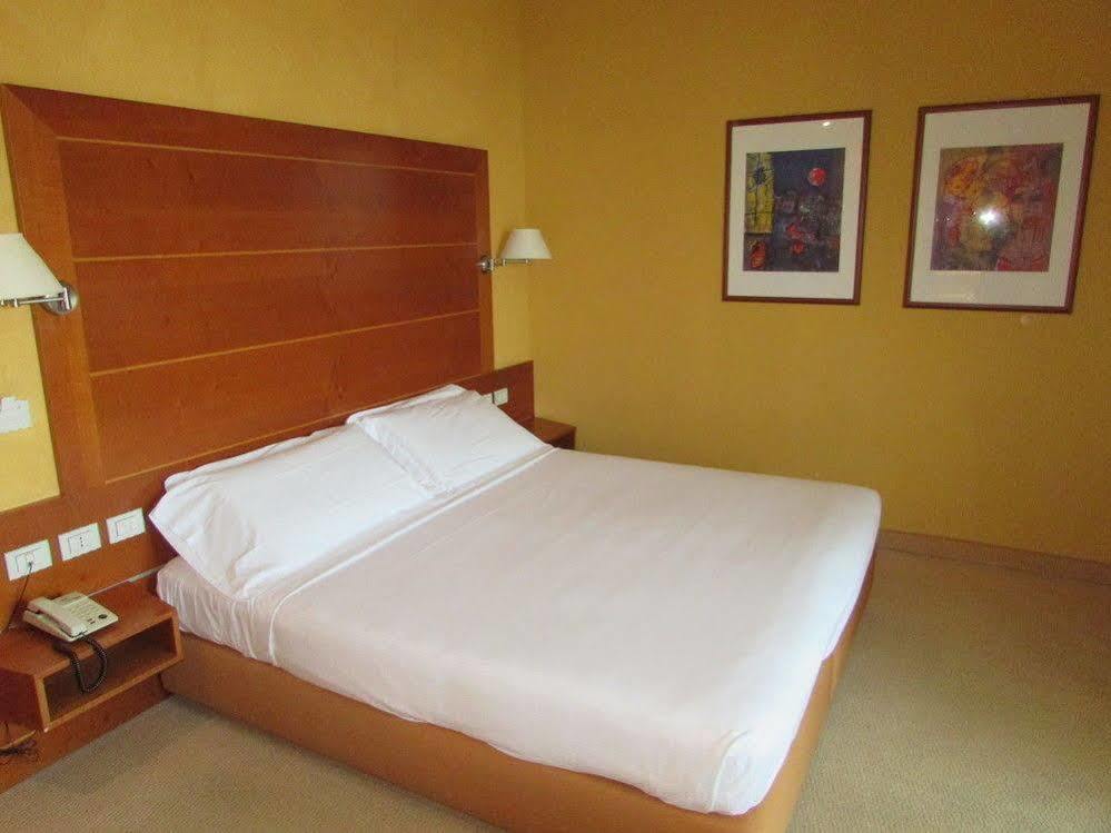 Отель Ibis Styles Bari Джовинаццо Экстерьер фото